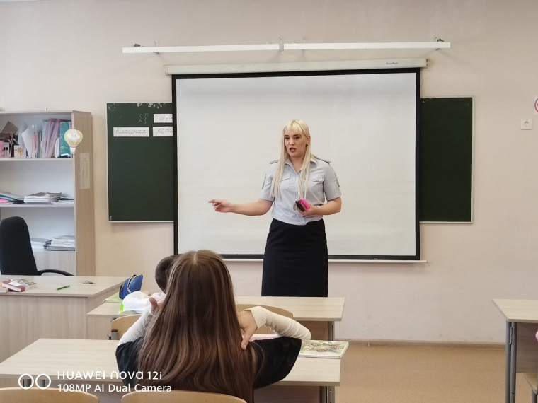 Уступи дорогу поездам.